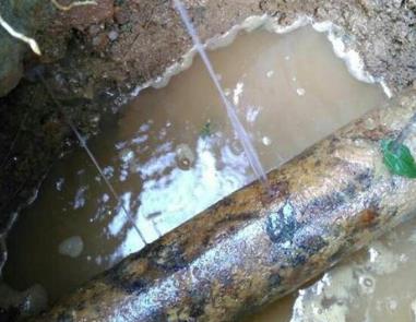 雁峰楼顶渗水维修公司分享下地暖漏水的原因及检测方法。